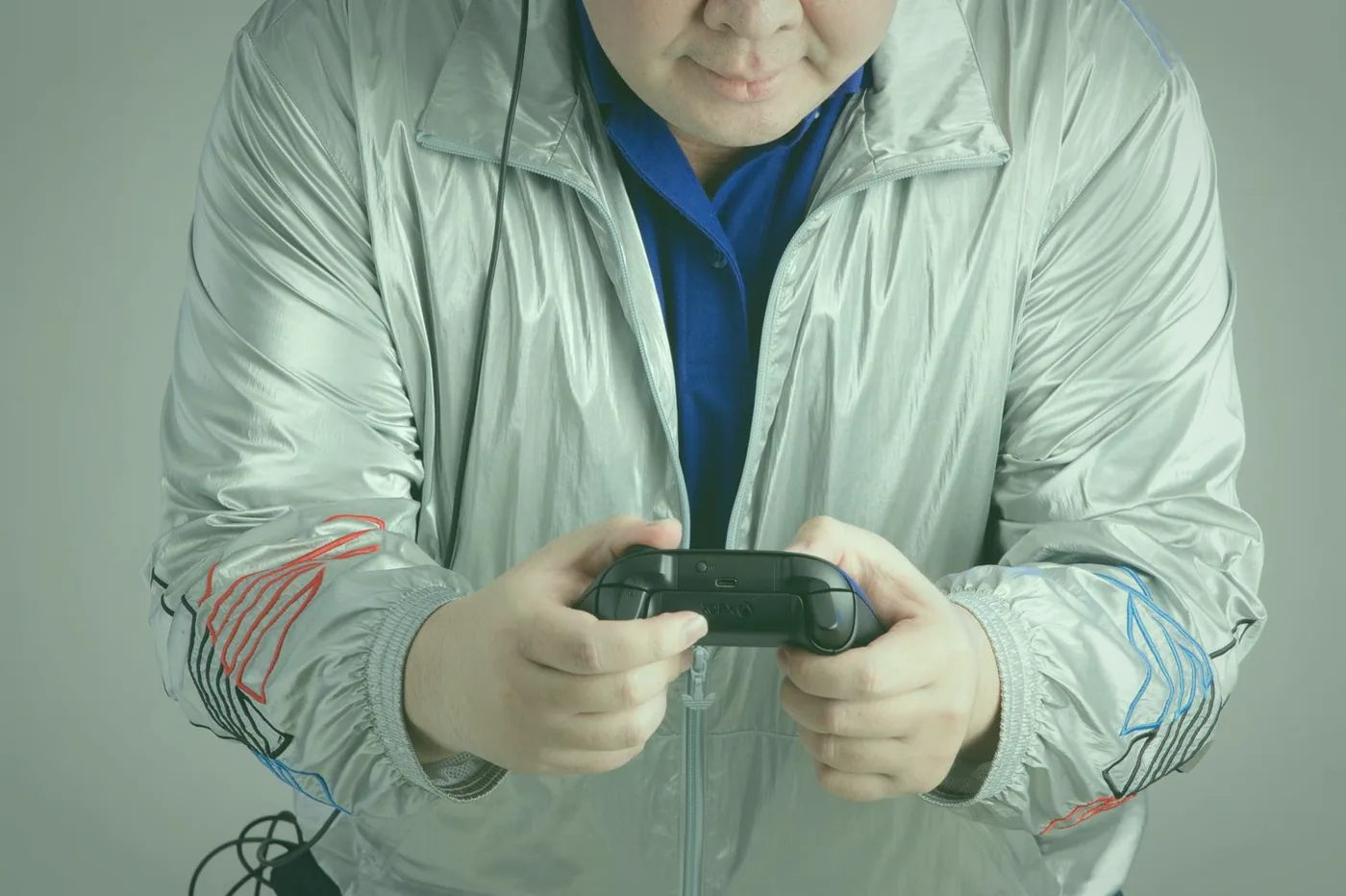 Cztery osoby na kanapie wspólnie przechodzą poziom gry kooperacyjnej